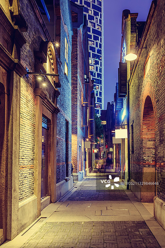 上海石库门酒吧街胡同夜景图片素材