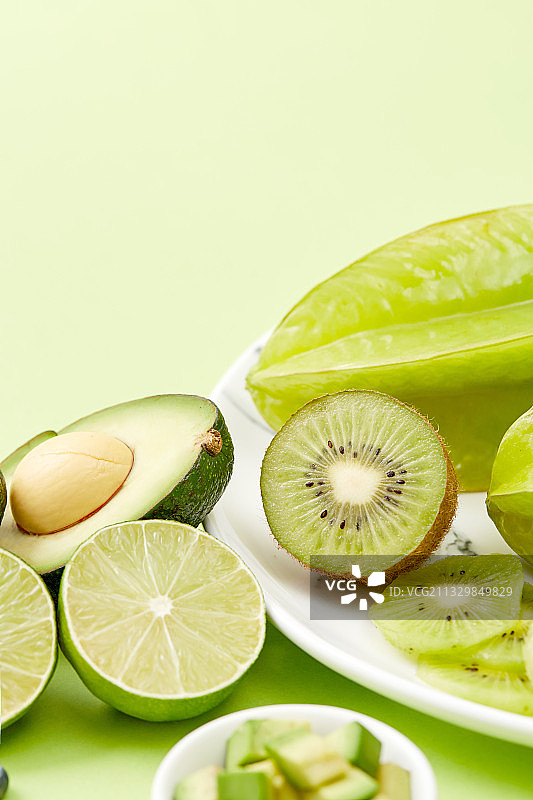 绿色背景中的绿色水果牛油果图片素材