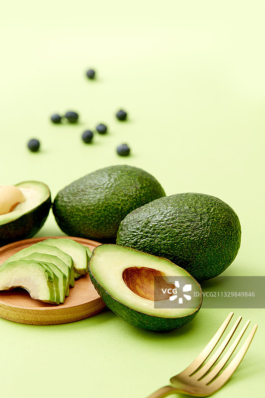 绿色背景中的绿色水果牛油果图片素材