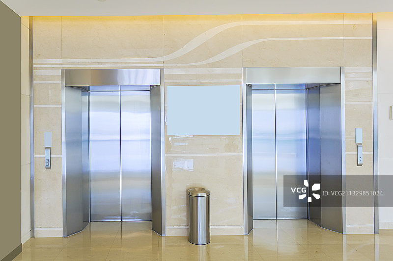 现代大型购物商场电梯出入口图片素材