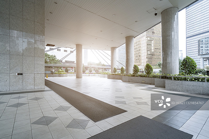 宽大的落地玻璃窗和城市景观图片素材