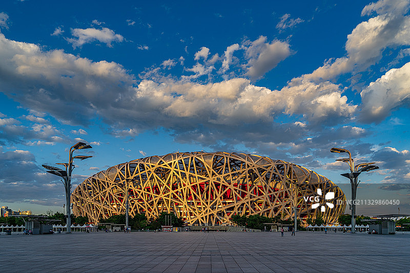 傍晚蓝天白云下的鸟巢图片素材