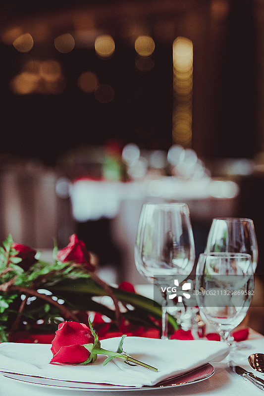 浪漫的餐桌摆台图片素材