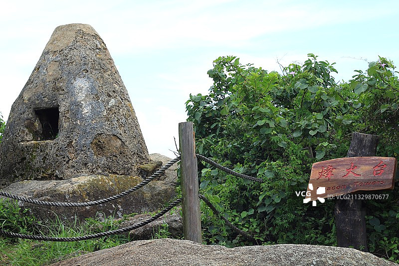东澳岛铳城位于东澳湾，现存遗迹铳城和烽火台，铳城平面呈长方形图片素材