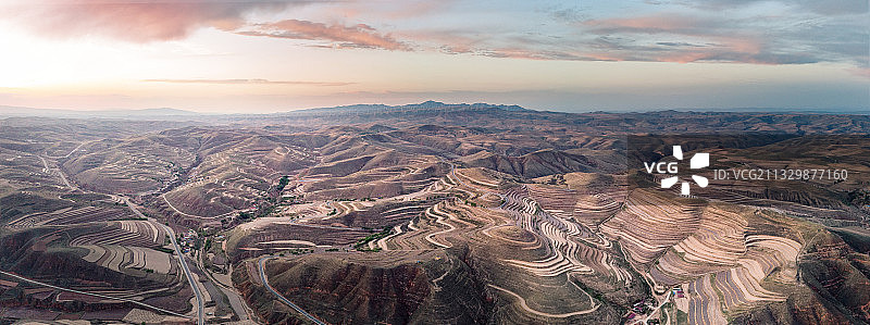 夕阳下的黄土高原图片素材