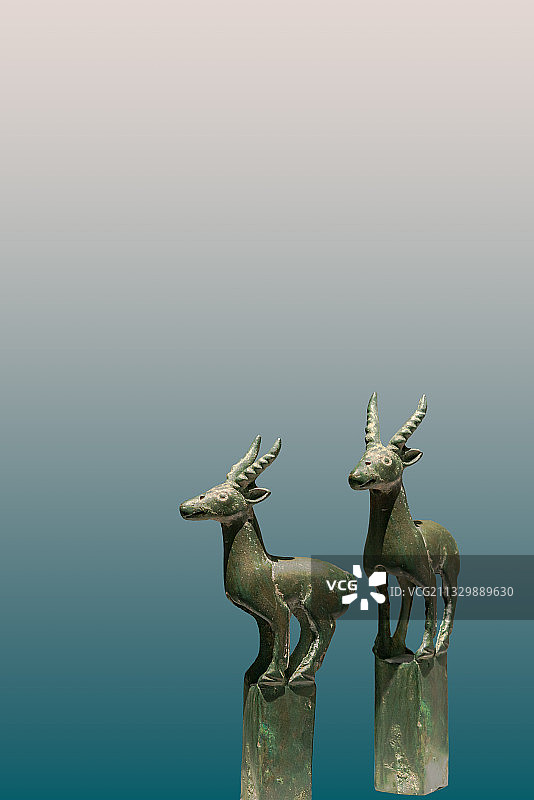 内蒙古博物馆馆藏文物，两个羚羊形青铜饰件图片素材