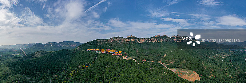 蓝天白云之下济南的山（莲台山 济南）图片素材