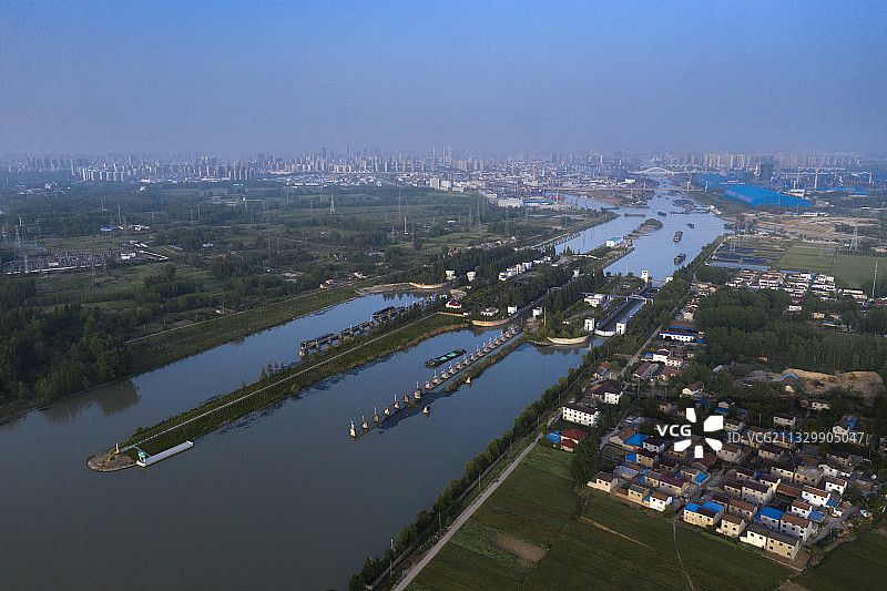 淮安市运河上的船闸图片素材
