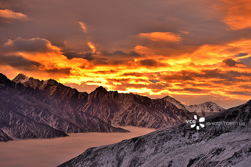 子梅垭口图片素材