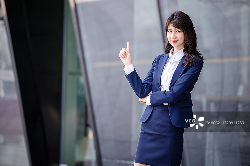 在户外，身穿西服的亚洲美女图片素材