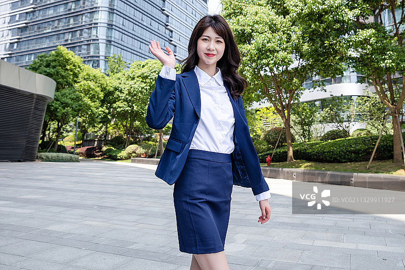 在户外，身穿西服的亚洲美女图片素材