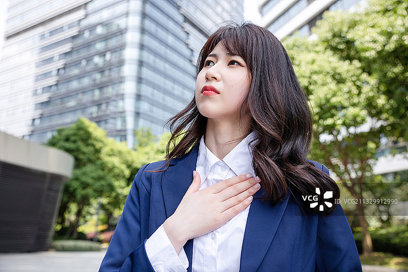 在户外，身穿西服的亚洲美女图片素材