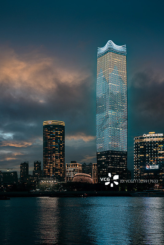 北外滩白玉兰广场暴风雨即将来临图片素材