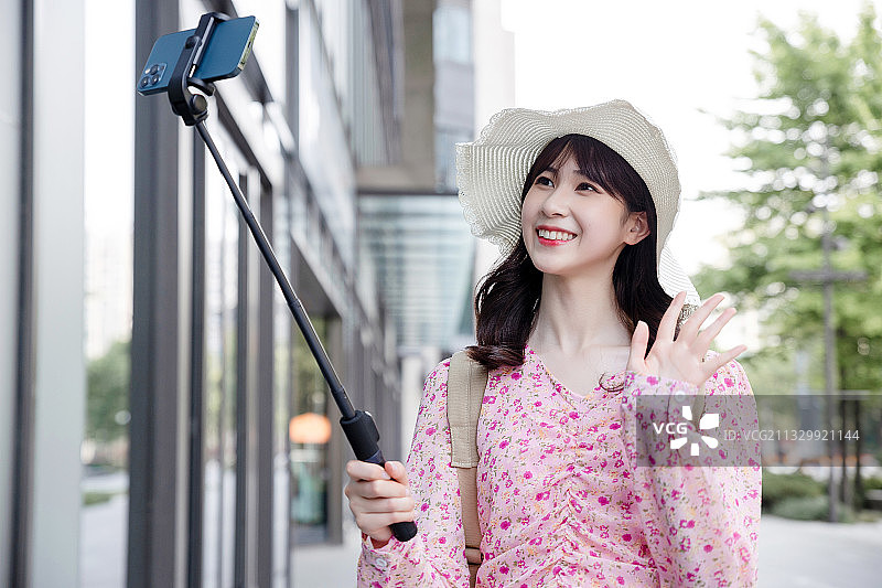 正在旅游的亚洲美丽女生图片素材