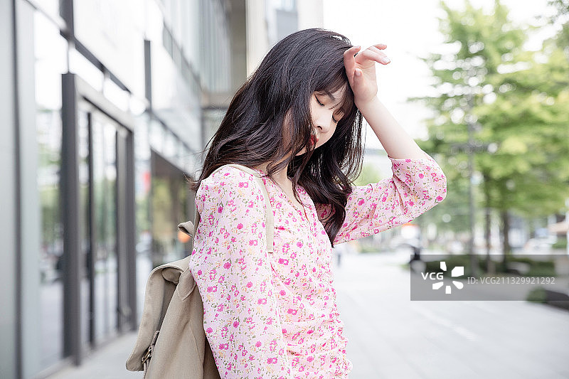 正在旅游的亚洲美丽女生图片素材