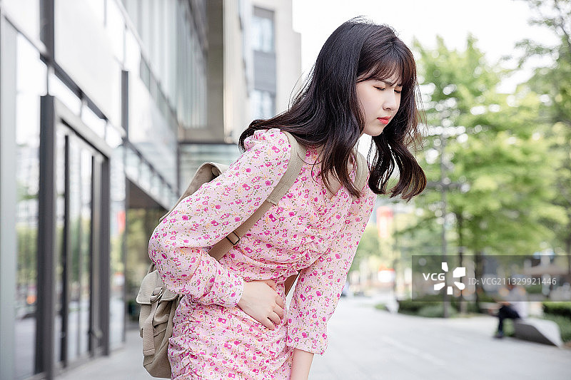 正在旅游的亚洲美丽女生图片素材