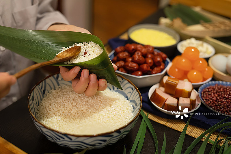 端午节,包粽子,人的手,特写图片素材