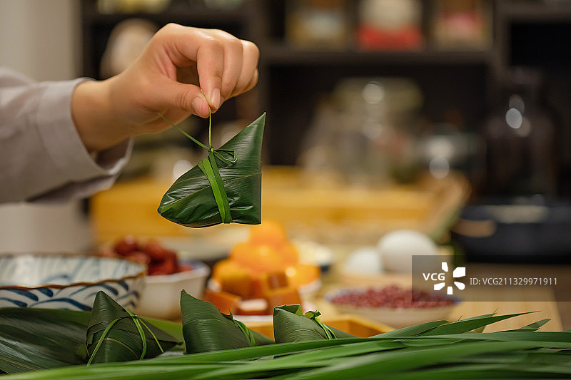 亚洲女子手拎一个粽子图片素材