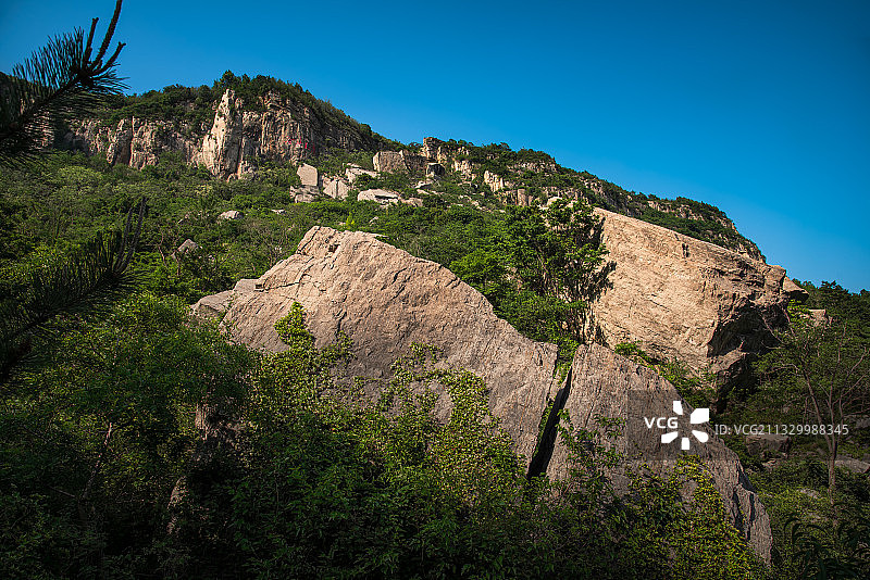 郯城大地震造成的地质滑塌区形成的地质奇观试剑石万人抬图片素材