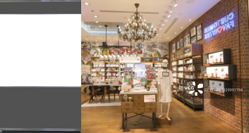 白色空白灯箱广告和模糊的商场店铺图片素材