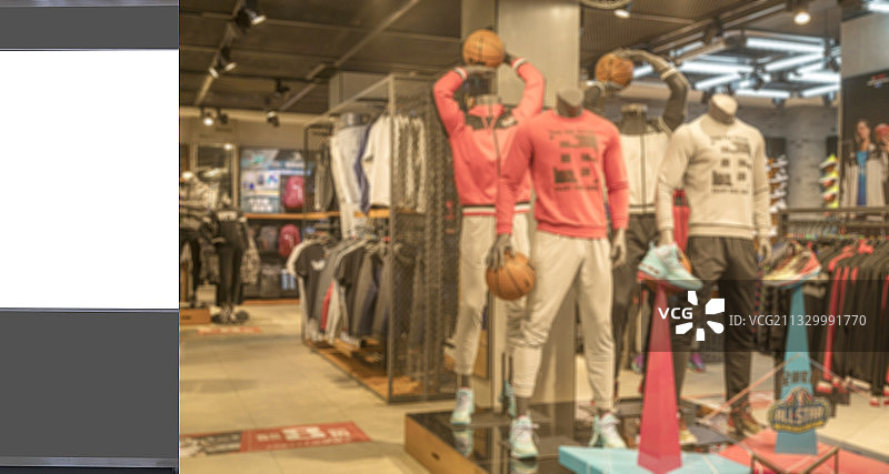 白色空白灯箱广告和模糊的商场店铺图片素材