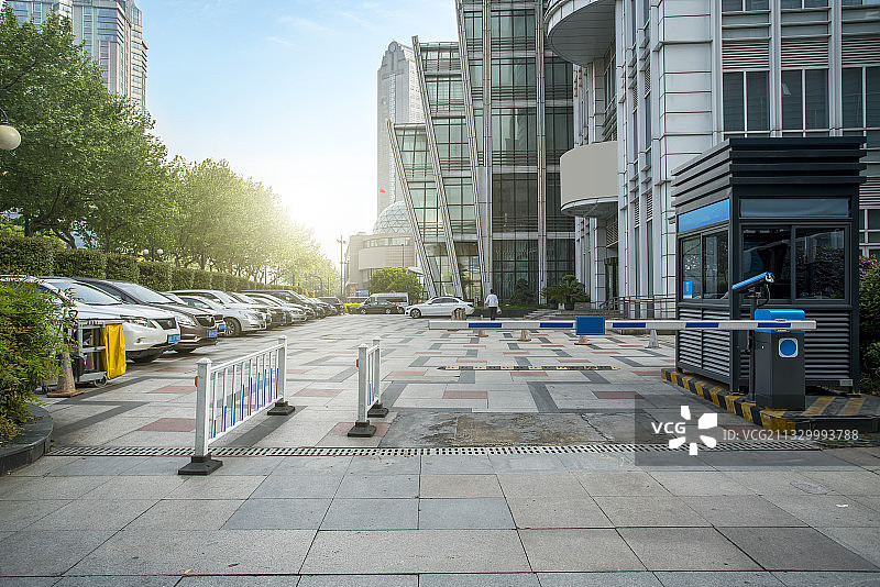 现代办公写字楼地下停车场出入口图片素材