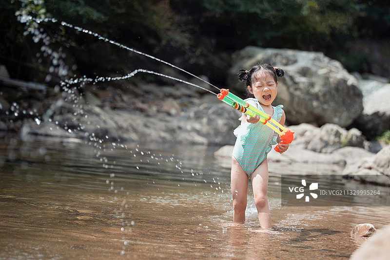 儿童与水枪图片素材