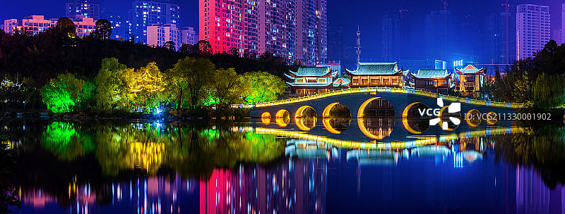 中国湖北随州文化公园夜景风光图片素材