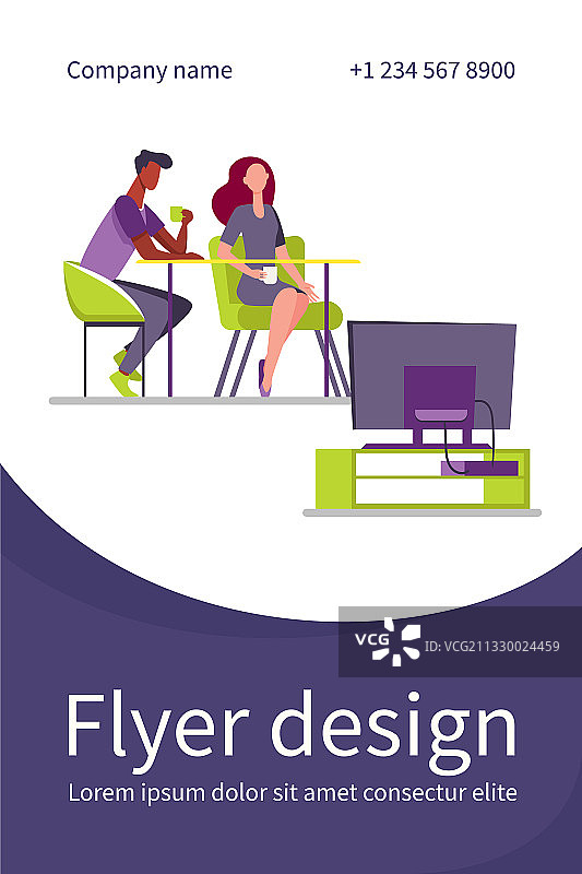 情侣坐在桌旁看电视图片素材