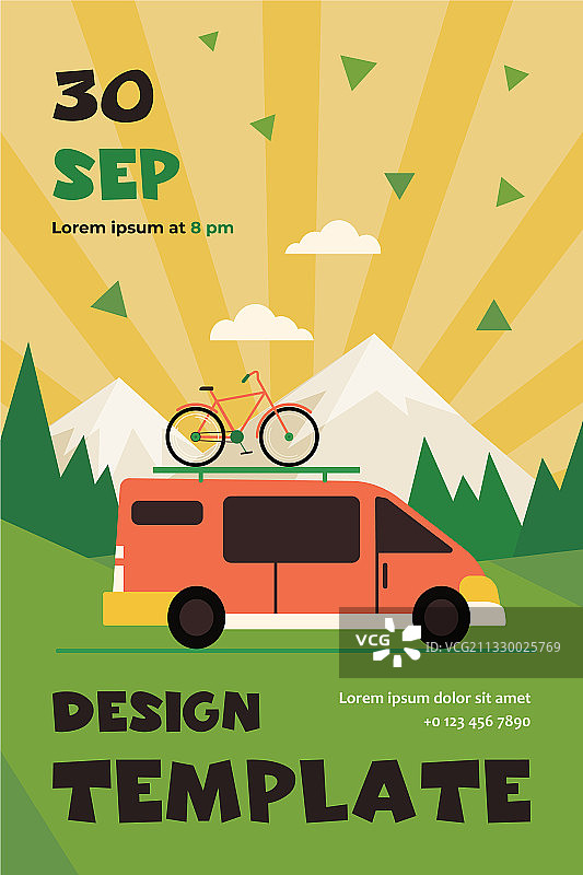 在山中行驶的顶部载有自行车的迷你面包车图片素材