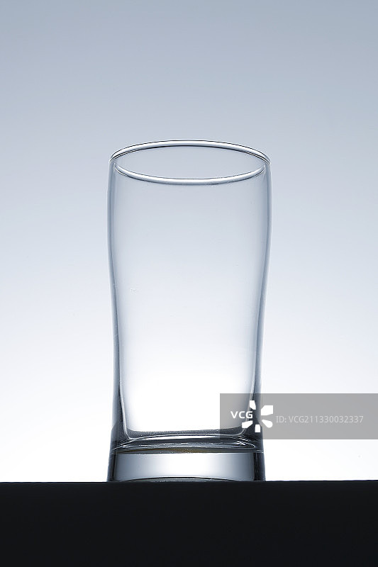 仰拍的啤酒杯图片素材