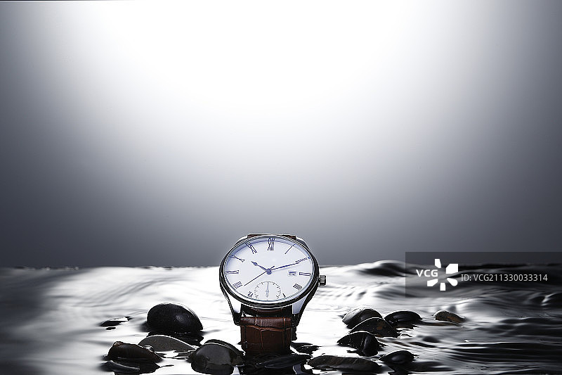 石头水面上的手表图片素材
