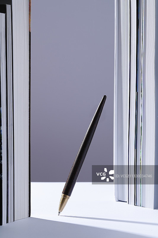 桌上的书和笔图片素材