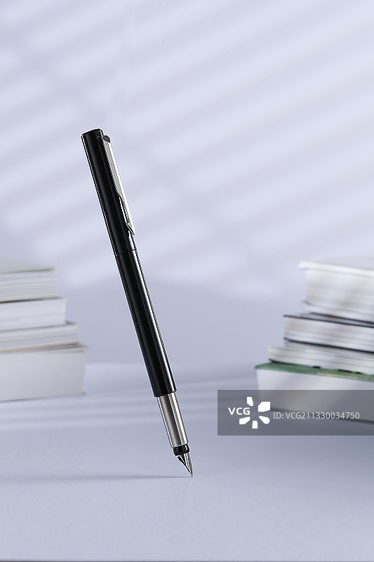 书桌上的书、笔图片素材