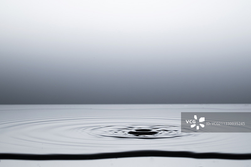 水面溅起的水花图片素材