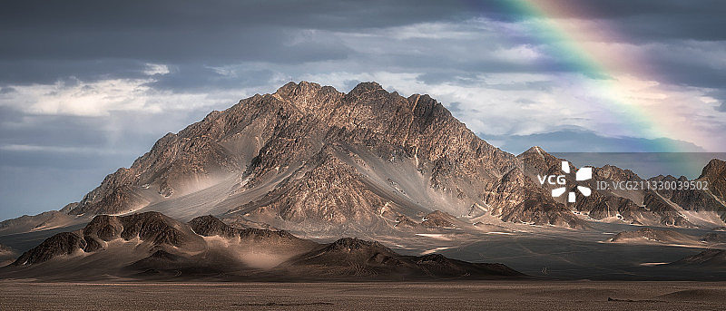 青海省冷湖黑山戈壁彩虹图片素材