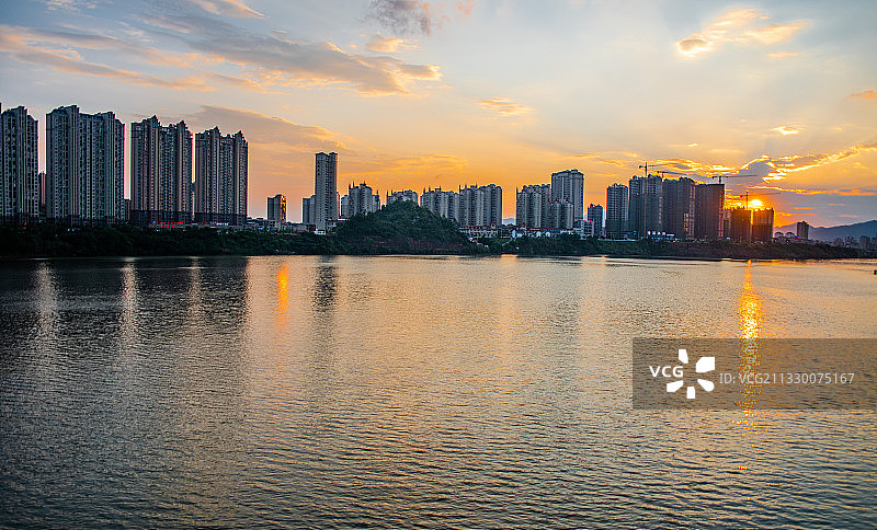 江西赣州于都县，日落西山水清美，于都河畔景如画！图片素材