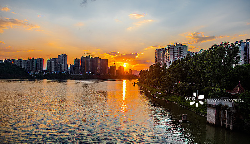 江西赣州于都县，日落西山水清美，于都河畔景如画！图片素材