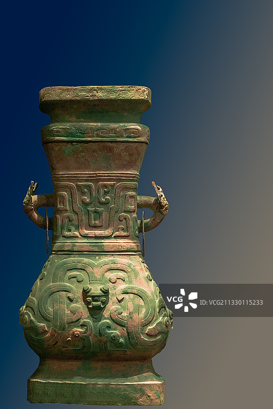 河南省新郑县出土的春秋时期文物，螭龙纹带盖铜方壶图片素材
