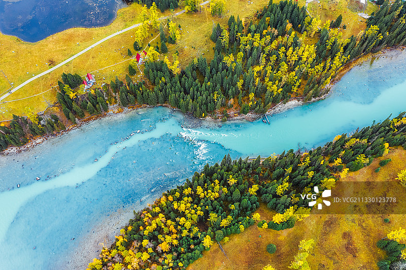 新疆阿勒泰地区布尔津喀纳斯景区喀纳斯河秋季户外航拍正上方视角图片素材