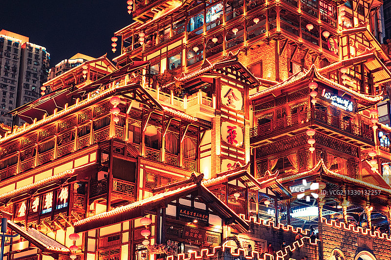 中国重庆著名旅游景点洪崖洞长曝光夜景 车水马龙 赛博朋克图片素材