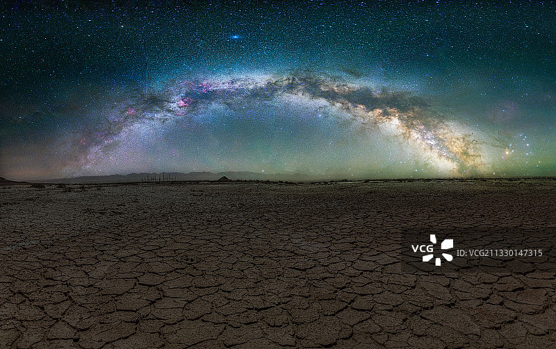 路边裂痕上的银河图片素材