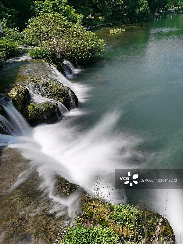 瀑布约有米高，哗哗的流着，浪花就像煮开的粥一样。图片素材