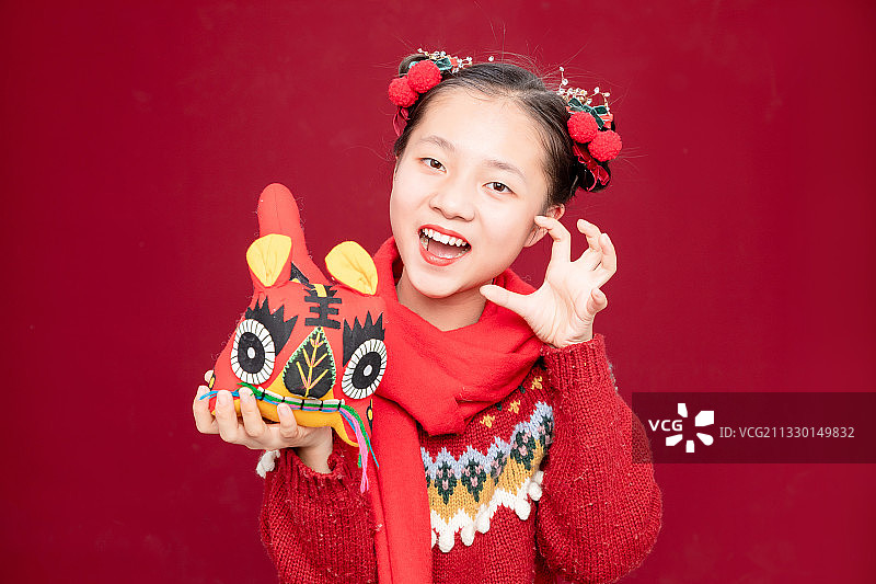 身穿春节服装的中国小女孩图片素材