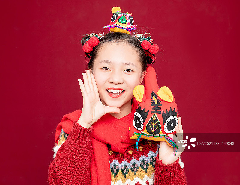 身穿春节服装的中国小女孩图片素材