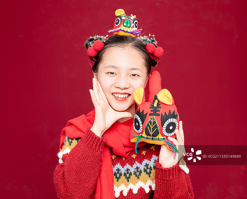 身穿春节服装的中国小女孩图片素材