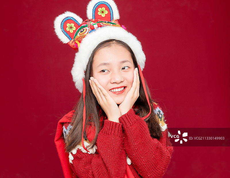 身穿春节服装的中国小女孩图片素材