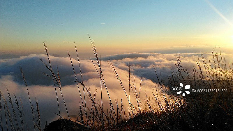 坐观天外 ，云卷云舒图片素材