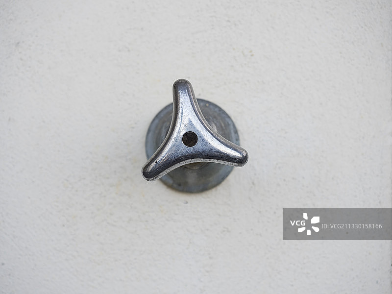 拧动水龙头旋钮图片素材