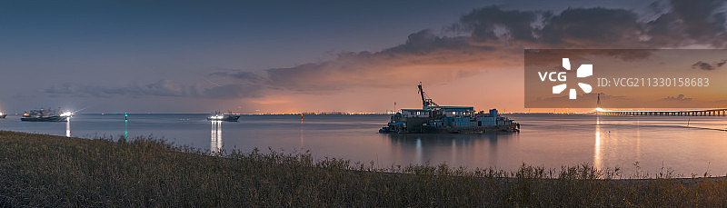 上海市崇明岛上海长江大桥落日图片素材